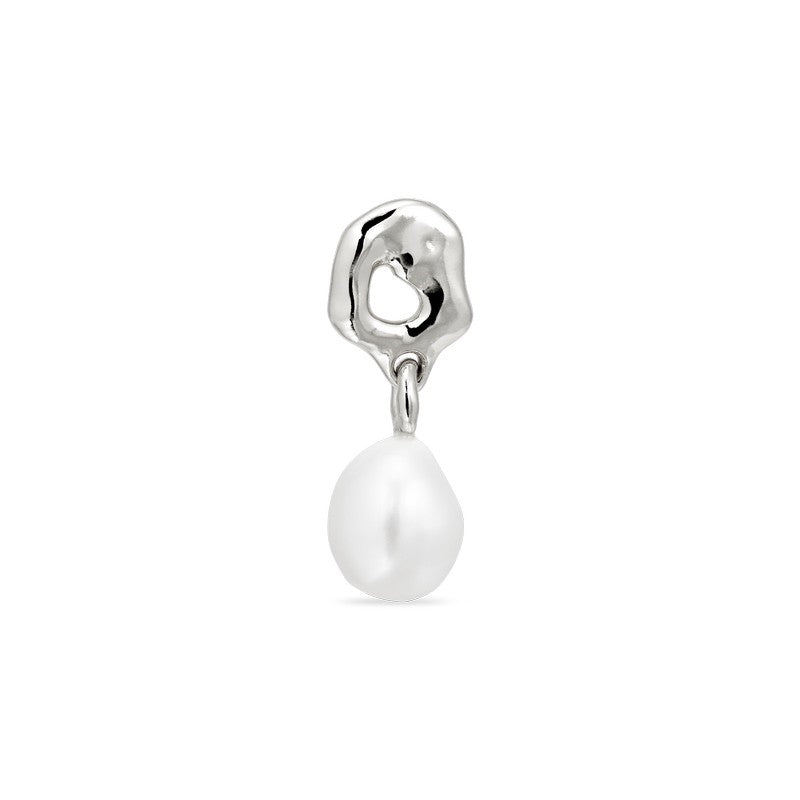 Space stud ørering i 925 sterlingsølv med hvid barok perle fra Jane Kønig SPACE MARY AW23.